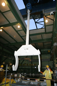 Yoke crane for lifting the fuel out of wet storage